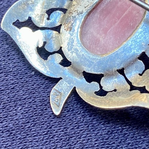 Prendedor de plata con diseño floral y piedra ovalada - imagen 3
