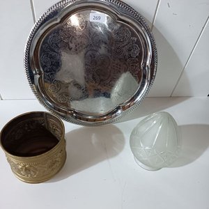 Bandeja de Metal Plateado, Porta Maceta de Bronce y Cúpula de Lámpara - imagen 1