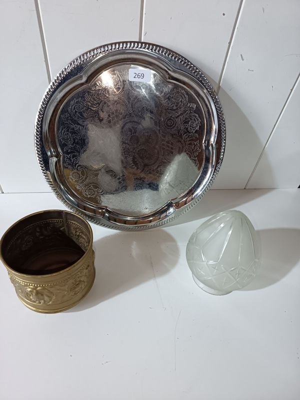 Bandeja de Metal Plateado, Porta Maceta de Bronce y Cúpula de Lámpara