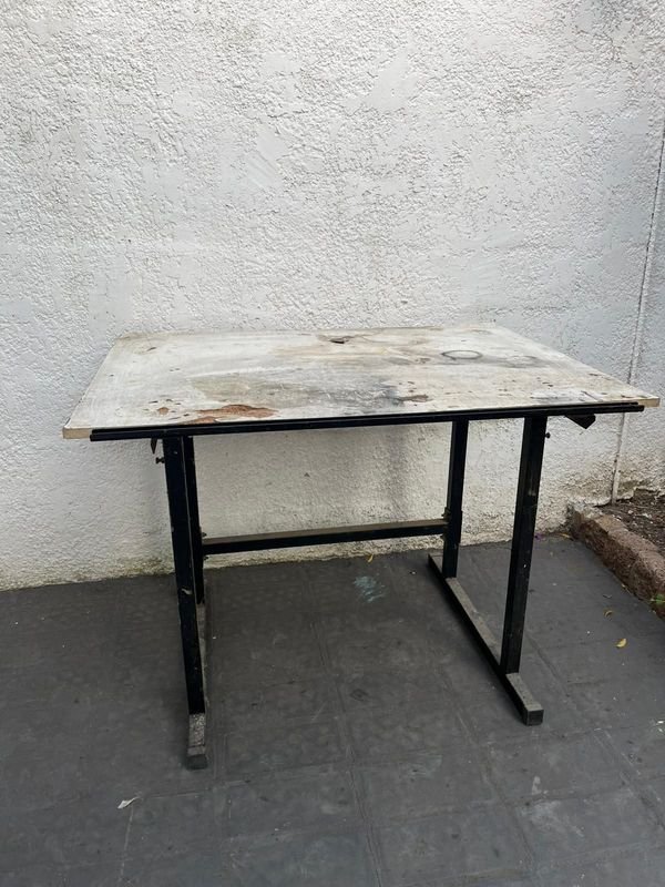 Mesa de trabajo en madera con estructura metálica - imagen 3
