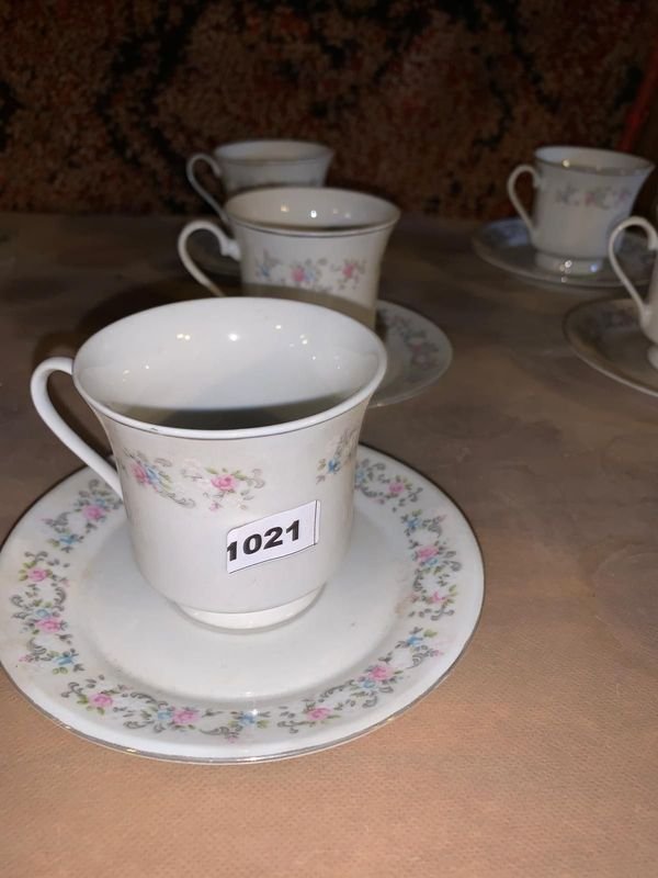Juego de tazas de té con patrón floral - imagen 3