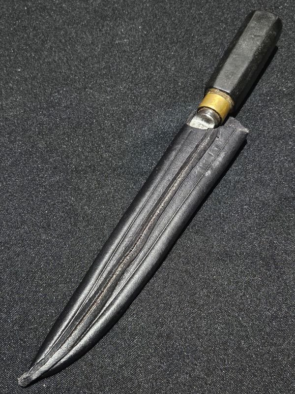 Cuchillo de Caza con Hoja de 18 cm y Funda de Cuero