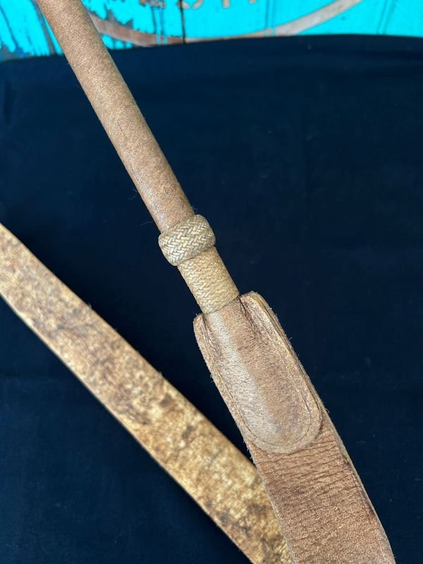 Rebenque de cuero con detalles ornamentales y adornos de oro - imagen 5