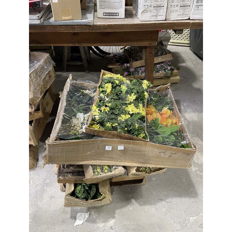 12 Cajas con Flores Artificiales Variadas