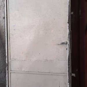 Lote siguiente: Puerta de Hierro y Chapa Blanca 1.71 x 1.85 Metros