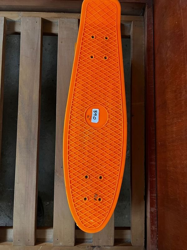 Monopatín Naranja Estilo Retro