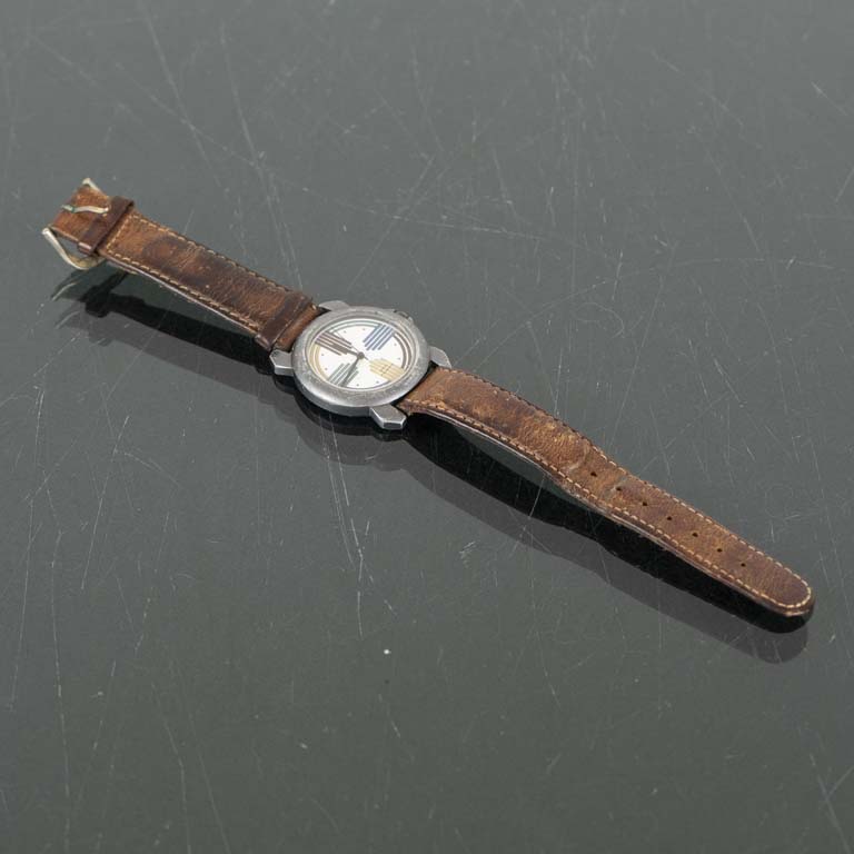 Lote siguiente: Reloj Paco Rabanne Vintage con Cremallera de Cuero y Casco de Metal