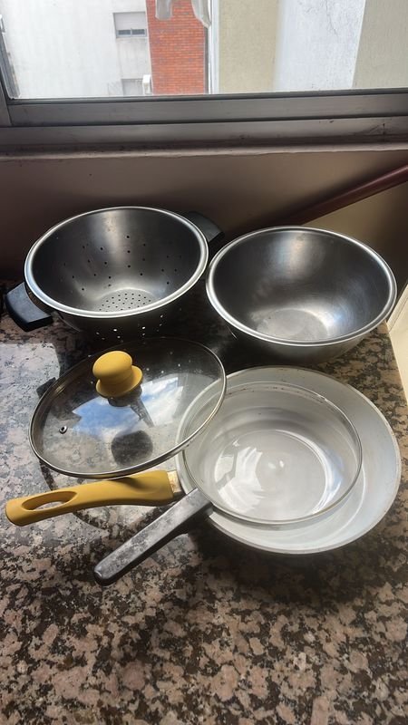 Sartén y accesorios de cocina en buen estado - imagen 2