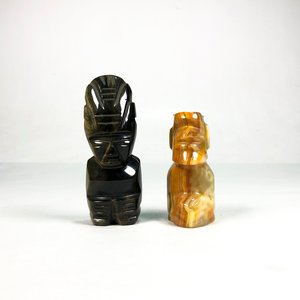 Dos Figuras Talladas en Piedra: Estilo Moái y Precolombino - imagen 2