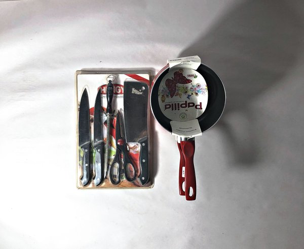 Juego de Cocina: Dos Ollas de 18 cm y Kit de Parrilla con Tabla, Cuchillos y Tijera - imagen 1
