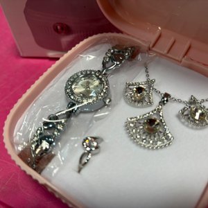 Set de Joyería y Reloj para Dama: Collar, Aretes, Anillo y Pulsera Plateados - imagen 4