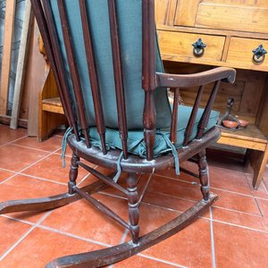 Mecedora Antigua Estilo Americano en Madera Torneada con Tapizado Verde - imagen 9
