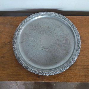 Fuente Redonda de Metal Plateado con Grabados - imagen 2