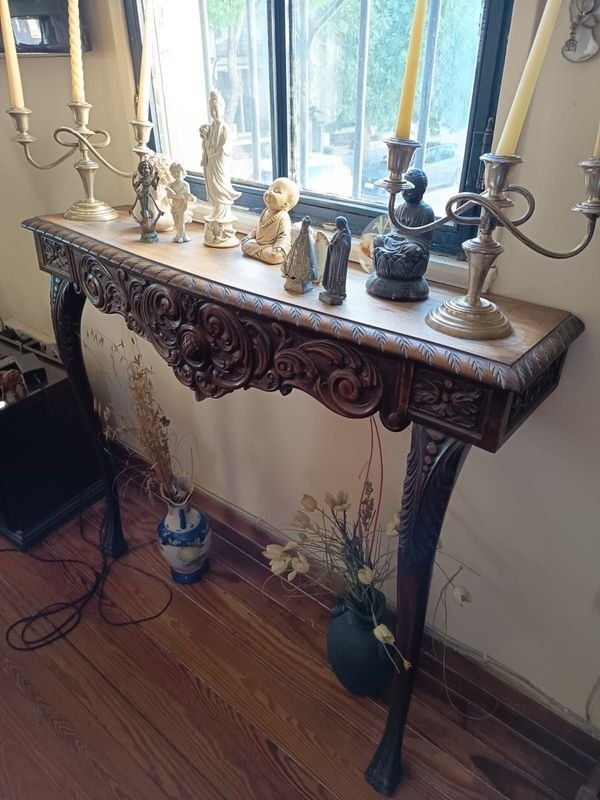 Consola de madera tallada con diseño alto y patas curvas - imagen 3