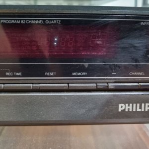 Rack de Audio y Video con Sintoamplificador Yamaha, VHS Philips y Subwoofer KEF - imagen 5