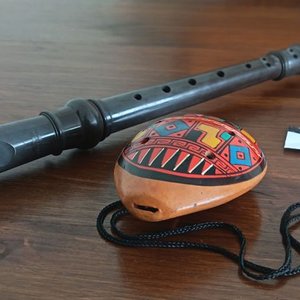 Lote de Recuerdos de Viaje: Plato Tallado, Ocarina y Caja Alhajera - imagen 2