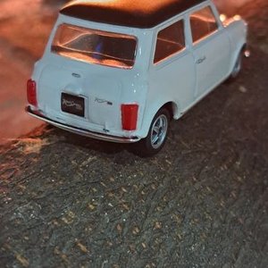 Mini Cooper Blanco y Negro Modelo Coleccionable - imagen 2