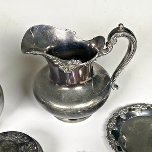 Lote de 14 Piezas Metálicas: Jarras, Alhajeros, Floreros, Servilleteros y Más - imagen 4
