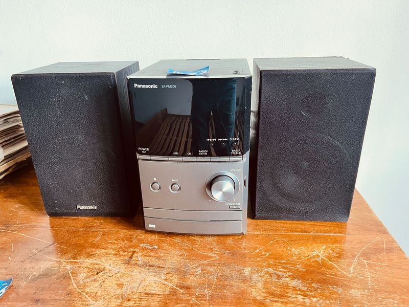 Equipo de Sonido Panasonic SA-PM200 con Parlantes y Control Remoto