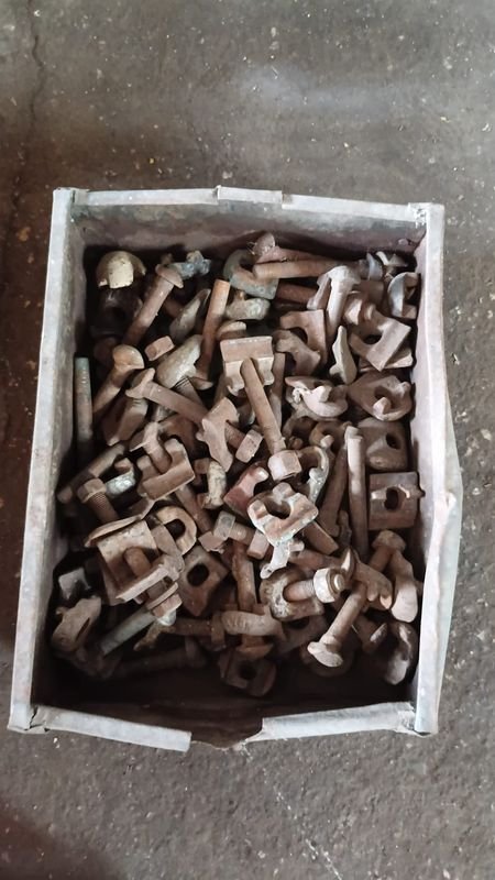 Grampas y Tornillos para Vías de Tren