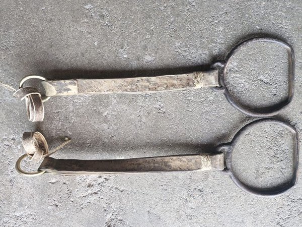 Estribos de Cuero con Argollas de Bronce