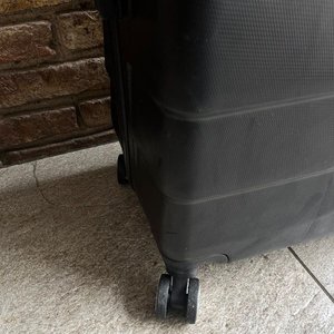 Valija Rígida Negra Coder con Detalle en Rueda - imagen 6