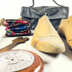 Siete piezas, horma de zapatos, rebenque, herramienta, cartera - imagen 3