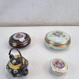 Lote siguiente: Conjunto de 4 Piezas: Alhajeros y Mini Tetera Decorativa en Porcelana Limoges y Tsuji