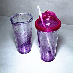 Set de 7 Vasos Plásticos Tornasolados Violeta con Tapa Fucsia y Sorbete - imagen 2