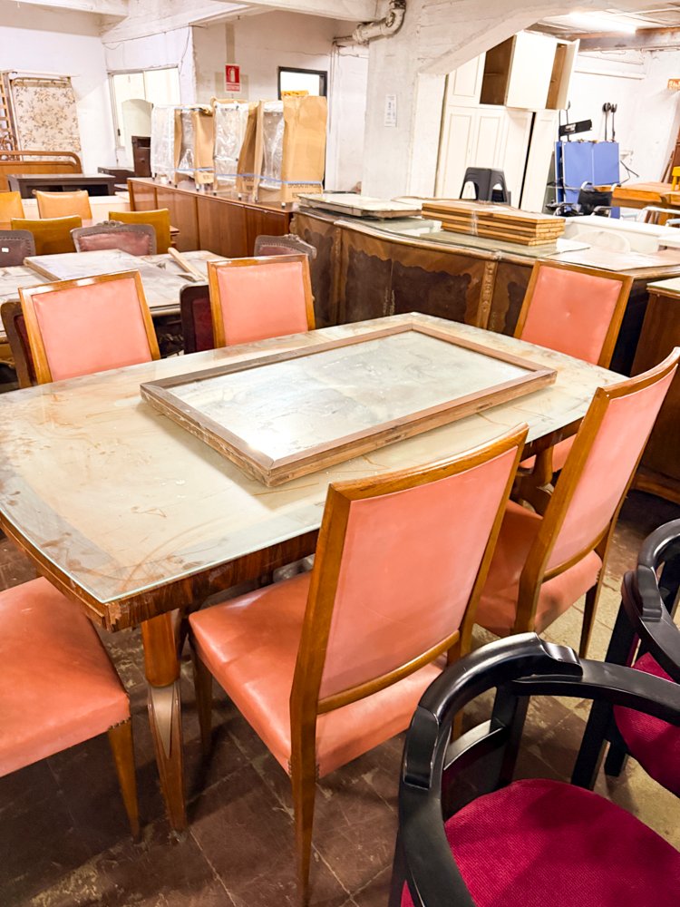 Mesa de Comedor Estilo Francés con 6 Sillas Tapizadas