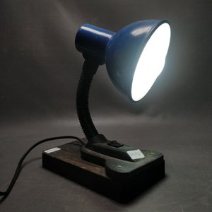 Lámpara de Escritorio Azul con Base de Madera Regulable - imagen 6