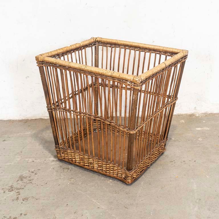 Lote anterior: Canasto de mimbre con detalles en las fibras