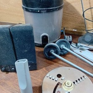 Lote de Accesorios Varios: Parlantes, Rueditas de Bicicleta Infantil y Licuadora - imagen 6