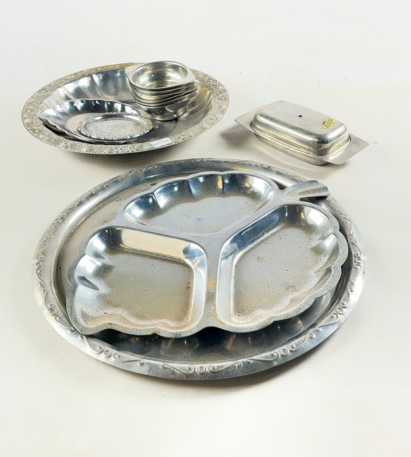 Bandeja Circular Metálica con Compartimentos y Set de Cuencos - imagen 1