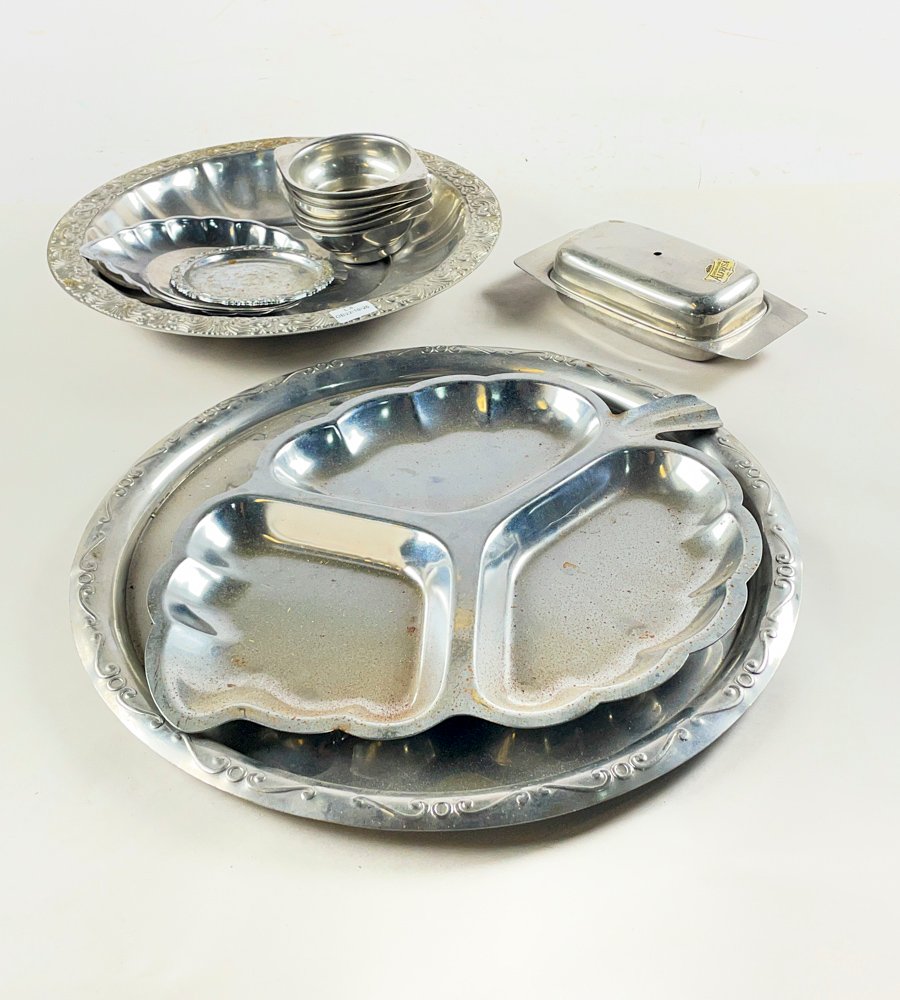 Bandeja Circular Metálica con Compartimentos y Set de Cuencos
