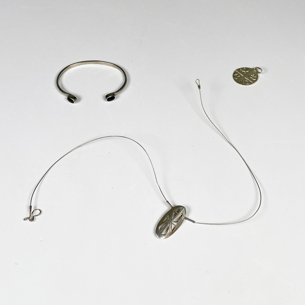 Tres piezas de plata, cadena con colgante, pulsera y medalla - Conjunto de joyería