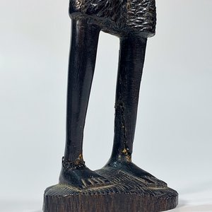 Talla de Dama Africana en Madera con Canastos - 22 cm - imagen 3