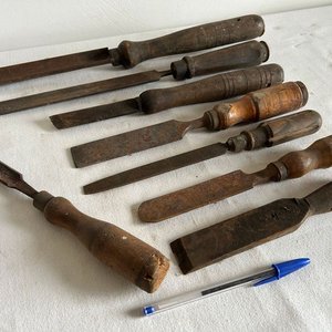 Lote de Formones y Gubias Antiguas con Mangos de Madera - imagen 3