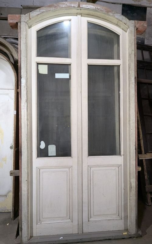 Lote siguiente: Puerta antigua de dos hojas batientes en cedro y vidrio con marco de pinotea