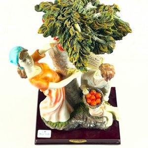 Figura Alabastro Pareja Recolectando Frutas Árbol 33 cm - imagen 2