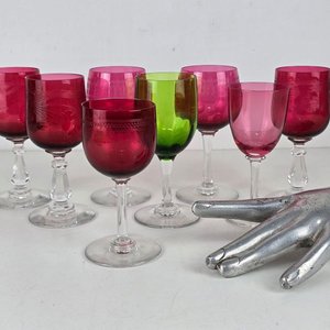 Lote siguiente: Juego de 8 Copas de Cristal Tallado y Coloreado