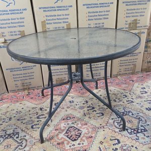 Mesa Redonda de Jardín con Estructura Metálica Negra y Tapa de Vidrio Texturado - imagen 3