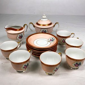 Jarra, Pocillos y Platitos de Porcelana Blanca con Guardas Florales Bordo y Rosado - imagen 3