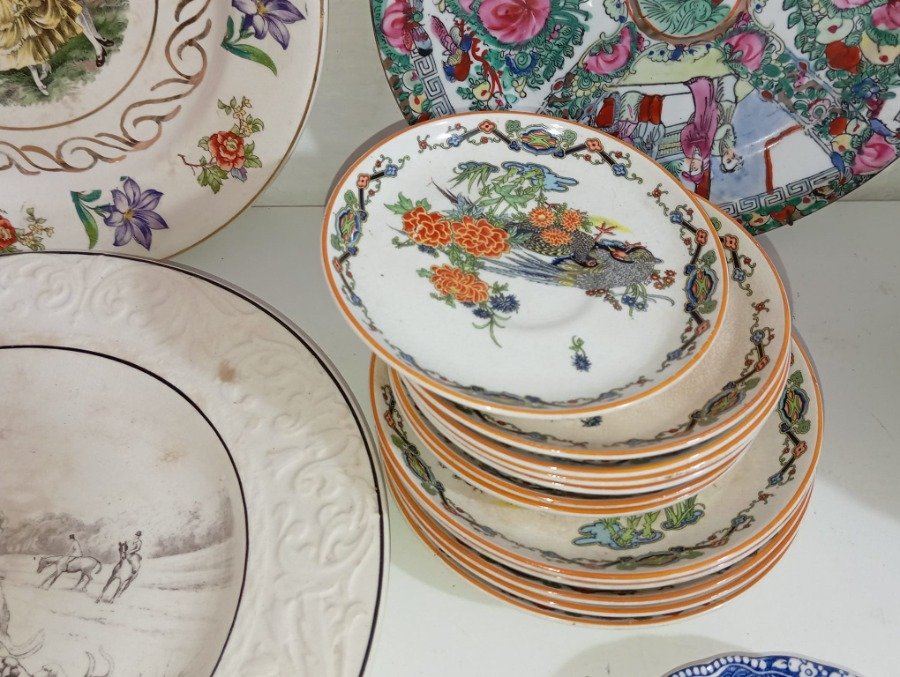 Vajilla de porcelana vintage con diseños decorativos y patrones florales - imagen 6