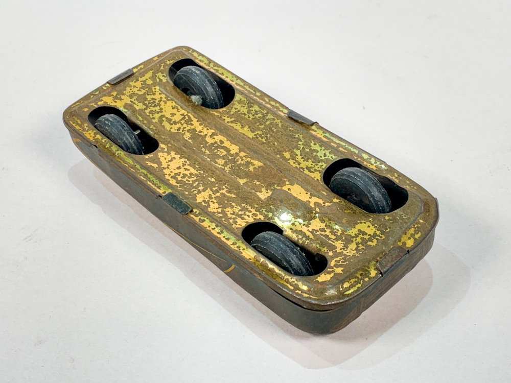 Modelo de coche a escala con detalles en negro y dorado - imagen 4