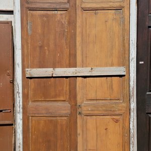 Lote siguiente: Puerta antigua en madera dura de 2 hojas con marco