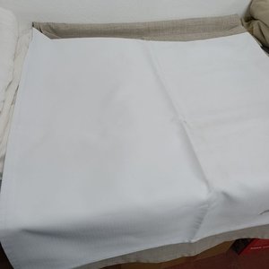Lote de Textiles: Corte de Tela, Mantel Cuadrado Blanco, Cortina y Sábana de Cuna - imagen 5