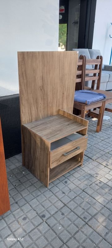 Mesa de noche antigua con diseño clásico - imagen 2
