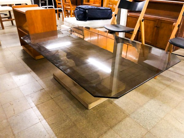 Mesa de Centro con Tapa de Vidrio y Base Escultural - imagen 1