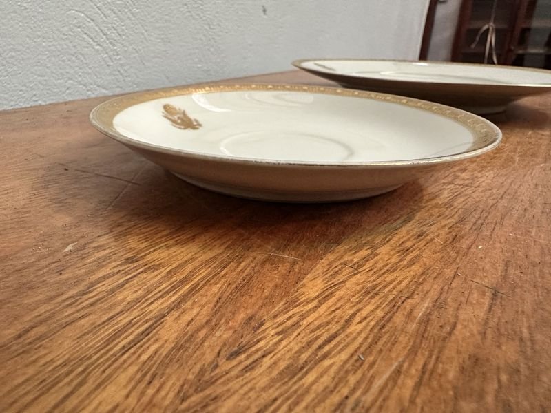 Platos de porcelana con adornos dorados - imagen 5